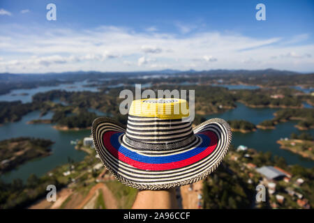 Vista a portata di mano con cappello colombiano oltre il lago Guatape in Antioquia, Colombia Foto Stock