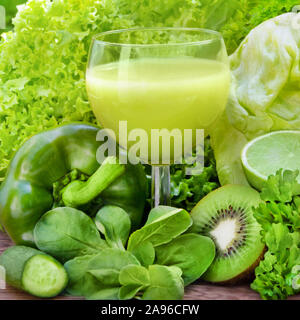 Frullato di verde con frutta e verdura Foto Stock