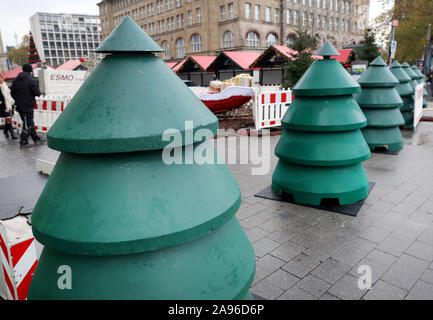 13 novembre 2019, Renania settentrionale-Vestfalia, Essen: passaggio di calcestruzzo rivestito di ostacoli come alberi di Natale sostare di fronte alla zona di ingresso di un mercato di Natale. Foto: Roland Weihrauch/dpa Foto Stock