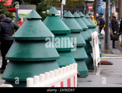 13 novembre 2019, Renania settentrionale-Vestfalia, Essen: passaggio di calcestruzzo rivestito di ostacoli come alberi di Natale sostare di fronte alla zona di ingresso di un mercato di Natale. Foto: Roland Weihrauch/dpa Foto Stock