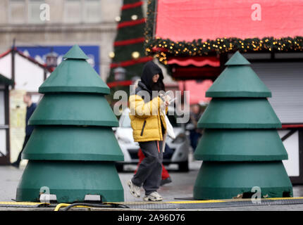 13 novembre 2019, Renania settentrionale-Vestfalia, Essen: passaggio di calcestruzzo rivestito di ostacoli come alberi di Natale sostare di fronte alla zona di ingresso di un mercato di Natale. Foto: Roland Weihrauch/dpa Foto Stock