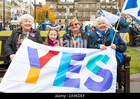 Indipendenza scozzese sostenitori tenendo un grande sì banner in un'indipendenza Rally indyref 2020 in George Square, Glasgow, Scotland, Regno Unito Foto Stock