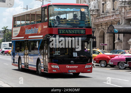 Un autobus Hop-On Hop-Off di fabbricazione cinese a due piani per le strade dell'Avana a Cuba Foto Stock