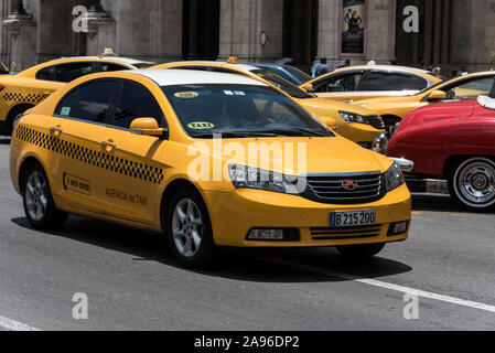 Uno stato possedeva cubataxi ufficiale giallo a l'Avana, Cuba. È l'ultima Lada importata dalla Russia. È dotato di un metro e il pilota cubano i Foto Stock