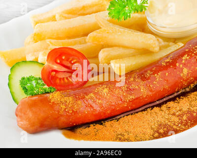 Tedesco salsiccia al curry e patatine fritte Foto Stock