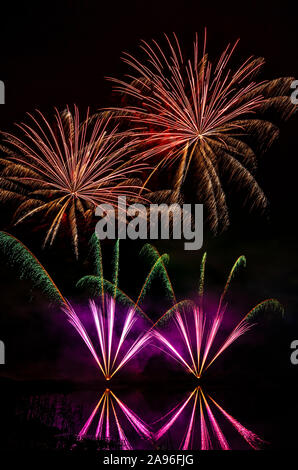 Fuochi d'artificio sull'acqua. Foto Stock