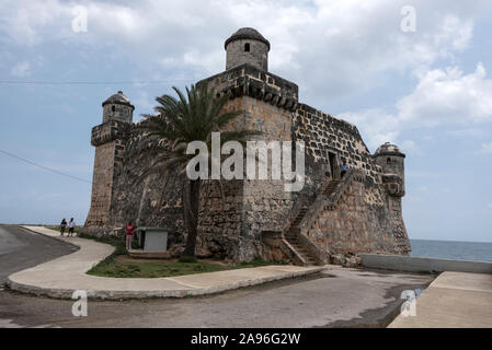 Un piccolo forte spagnolo, ‘El Torreón de Cojímar’ di fronte al mare su una spiaggia di Cojímar, un villaggio di pescatori di mare, circa 12 km a est di Havnna a Cuba T. Foto Stock