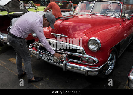 Molti degli accattivanti taxi americani classici convertibili (taxi Particares) visti dentro e intorno alle strade di l'Avana a Cuba sono molto popolari Foto Stock