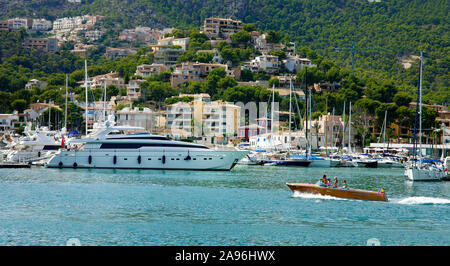 Barche e yacht nel porto di Port d'Andtratx, Andratx, Maiorca, isole Baleari, Spagna Foto Stock