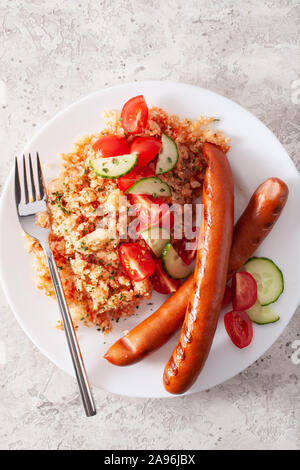 Ketogenic paleo dieta pranzo. il cavolfiore riso e salsicce alla griglia Foto Stock