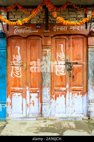 Vintage Coca-Cola segno su porte Foto Stock