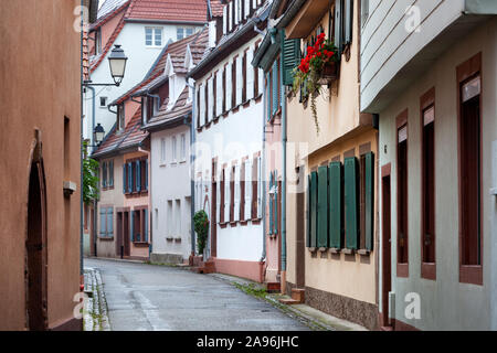 Strada bagnata e pittoresche case in Wissembourg Francia Foto Stock