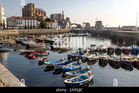 Castro Urdiales, Spain-Septemeber 2018. Vista di una città sulla costa in spagna con le barche in mare. Foto Stock