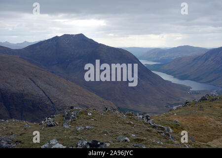 La montagna scozzese Munro 'Ben Starav' dal Corbett 'Stob Dubh' (Beinn Ceitein) in Glen Etive, Highlands scozzesi, Scotland, Regno Unito. Foto Stock