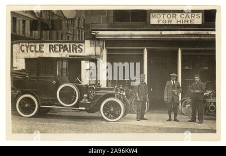 Originale cartolina dei primi anni '900 del negozio di riparazione del ciclo e noleggio auto, con auto d'epoca fuori, circa anni '20, Dundee, Scozia, registrazione in bicicletta. Foto Stock