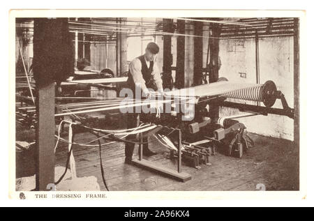 Cartolina degli inizi del 1900 di un uomo che lavora in un mulino di cotone al telaio della medicazione - Lancashire, Inghilterra, Regno Unito circa 1909. Foto Stock