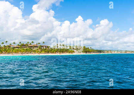 Rilassanti acque della Repubblica Dominicana con una bellissima spiaggia. Foto Stock