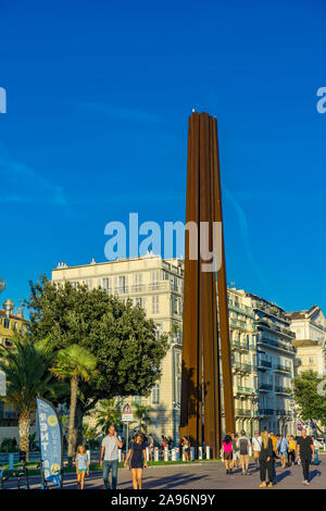 Nizza, Francia - 6 ottobre 2019: persone non identificate da Neuf lignes le oblique monumento a Nizza, in Francia. Questo monumento di acciaio sulla Promenade des Anglais Foto Stock