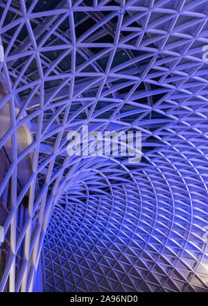 La griglia in acciaio struttura che forma il tetto in atrio partenze a Londra Kings Cross Foto Stock