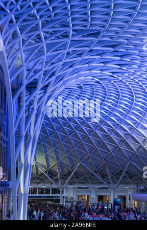 La griglia in acciaio struttura che forma il tetto in atrio partenze a Londra Kings Cross Foto Stock