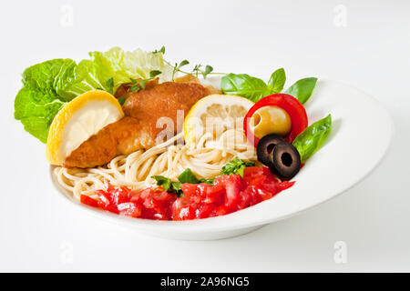 Piccata milanese e pasta Foto Stock