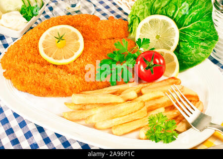 Cotoletta e patatine fritte Foto Stock