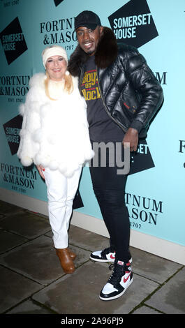 Foto deve essere accreditato ©Alpha premere 078237 12/11/2019 Vanessa Feltz e Ben Ofoedu Skate At Somerset House 2019 Lancio in Londra Foto Stock