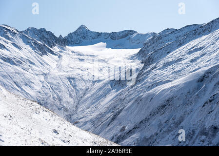 Paesaggio alpino e montano lungo la mitica Furkapss road nelle alpi svizzere, Svizzera, Europa occidentale Foto Stock