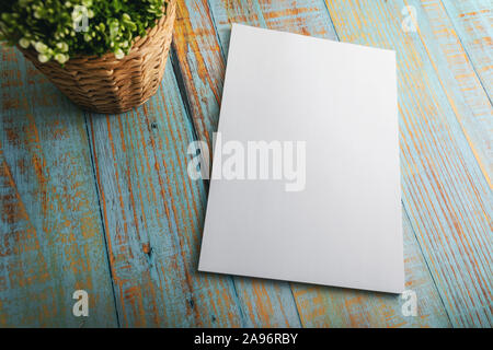 Blank brochure A4 mockup blu su sfondo di legno Foto Stock