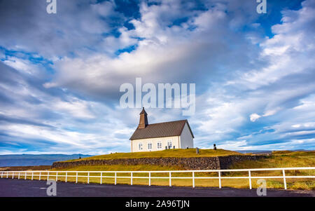 La chiesa in legno sulla costa meridionale dell'Islanda, chiamato Strandarkirkja. Foto Stock