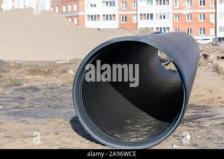 Di grande diametro in polipropilene nero tubi per reti di tronco di depressurizzato e la pressione di fognature e sistemi di acque reflue Foto Stock