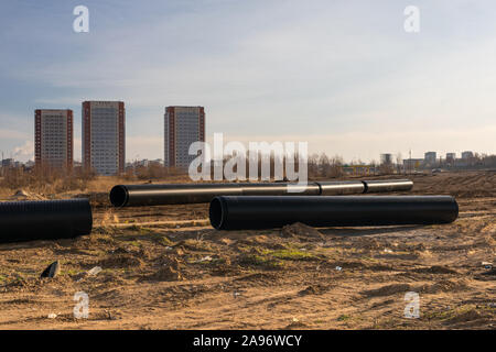 Industriali di tubo di plastica. Di grande diametro in polipropilene nero tubi per reti di tronco di depressurizzato e la pressione di fognature e sistemi di acque reflue. Foto Stock