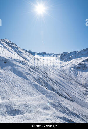 Paesaggio alpino e montano lungo la mitica Furkapss road nelle alpi svizzere, Svizzera, Europa occidentale Foto Stock