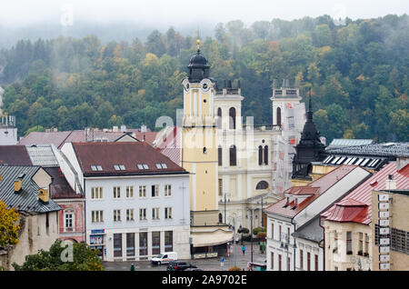 Un colpo di Città di Banska Bystrica con splendide colline coperte di olivi in background. Foto Stock