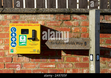 Defibrillatore e firmare per lo Yorkshire Dales modo, East Yorkshire, Inghilterra, Regno Unito Foto Stock