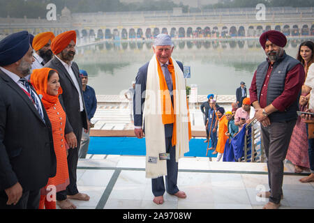 Il principe Charles visita il Bangla Sahib Gurdwara tempio sikh, Nuova Delhi, India, per celebrare il 550° anniversario della nascita del Guru Nanak, il fondatore della religione sikh. Foto di PA. Picture Data: Mercoledì 13 Novembre, 2019. Vedere PA storia ROYAL Charles. Foto di credito dovrebbe leggere: Victoria Jones/filo PA Foto Stock