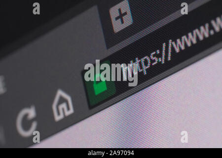 Browser Web closeup su uno schermo LCD con la profondità di campo e la messa a fuoco su https word. La sicurezza in Internet, certificati ssl, sicurezza informatica, i motori di ricerca Foto Stock