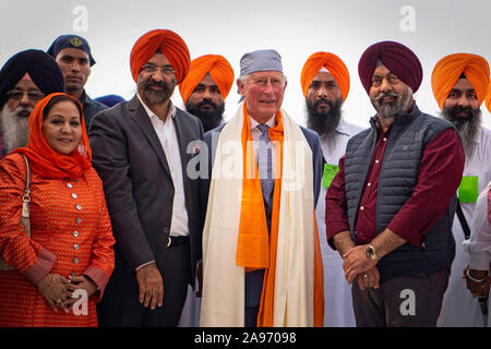 Il principe Charles visita il Bangla Sahib Gurdwara tempio sikh, Nuova Delhi, India, per celebrare il 550° anniversario della nascita del Guru Nanak, il fondatore della religione sikh. Foto di PA. Picture Data: Mercoledì 13 Novembre, 2019. Vedere PA storia ROYAL Charles. Foto di credito dovrebbe leggere: Victoria Jones/filo PA Foto Stock