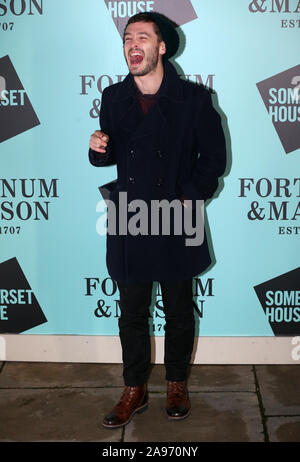 Alexander Vlahos arrivando al lancio di Skate a Somerset House con Fortnum & Mason, at Somerset House, Londra. Foto Stock