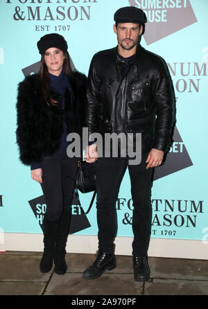 Sam Webb (destra) arrivando al lancio di Skate a Somerset House con Fortnum & Mason, at Somerset House, Londra. Foto Stock