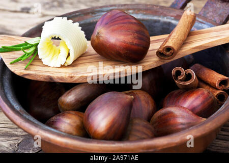 Le castagne in un tegame Foto Stock