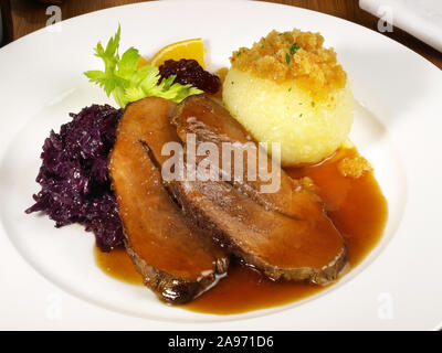 Cinghiale con gnocco di patate e cavolo rosso Foto Stock