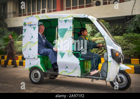 Il Principe di Galles è dato una dimostrazione di un'e-rickshaw (elettrico rickshaw) pilotato da Maria come egli visiti la Indian MET OFFICE, New Delhi, il giorno uno del royal visita in India. Foto Stock