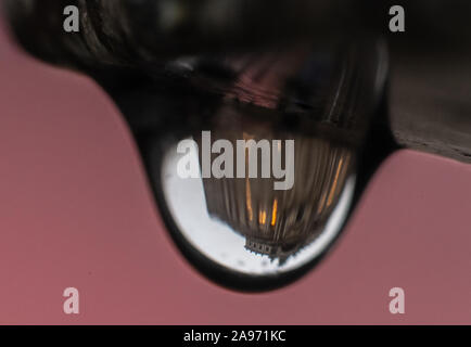 Dresden, Germania. Xiii Nov, 2019. La Semper Opera House può essere visto in un raindrop appesa al monumento König-Johann su Theaterplatz. Credito: Robert Michael/dpa-Zentralbild/ZB/dpa/Alamy Live News Foto Stock