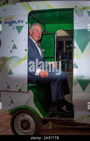 Il Principe di Galles è dato una dimostrazione di un'e-rickshaw (elettrico rickshaw) pilotato da Maria come egli visiti la Indian MET OFFICE, New Delhi, il giorno uno del royal visita in India. Foto Stock