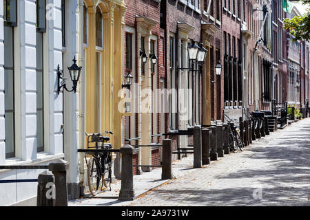 Classe superiore con il quartiere storico canale case in Delft nei Paesi Bassi Foto Stock