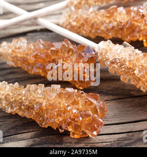 Lo zucchero candito bastoni e lo sfondo di legno Foto Stock