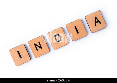 La parola INDIA, farro con lettera in legno piastrelle su uno sfondo bianco. Foto Stock