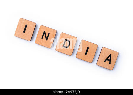 La parola INDIA, farro con lettera in legno piastrelle su uno sfondo bianco. Foto Stock