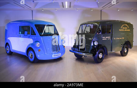 Morris Commercial svelare la Morris JE furgone elettrico (sinistra), a fianco di un tipo J van dal 1949, presso il Museo del Design di Kensington, Londra. Foto Stock